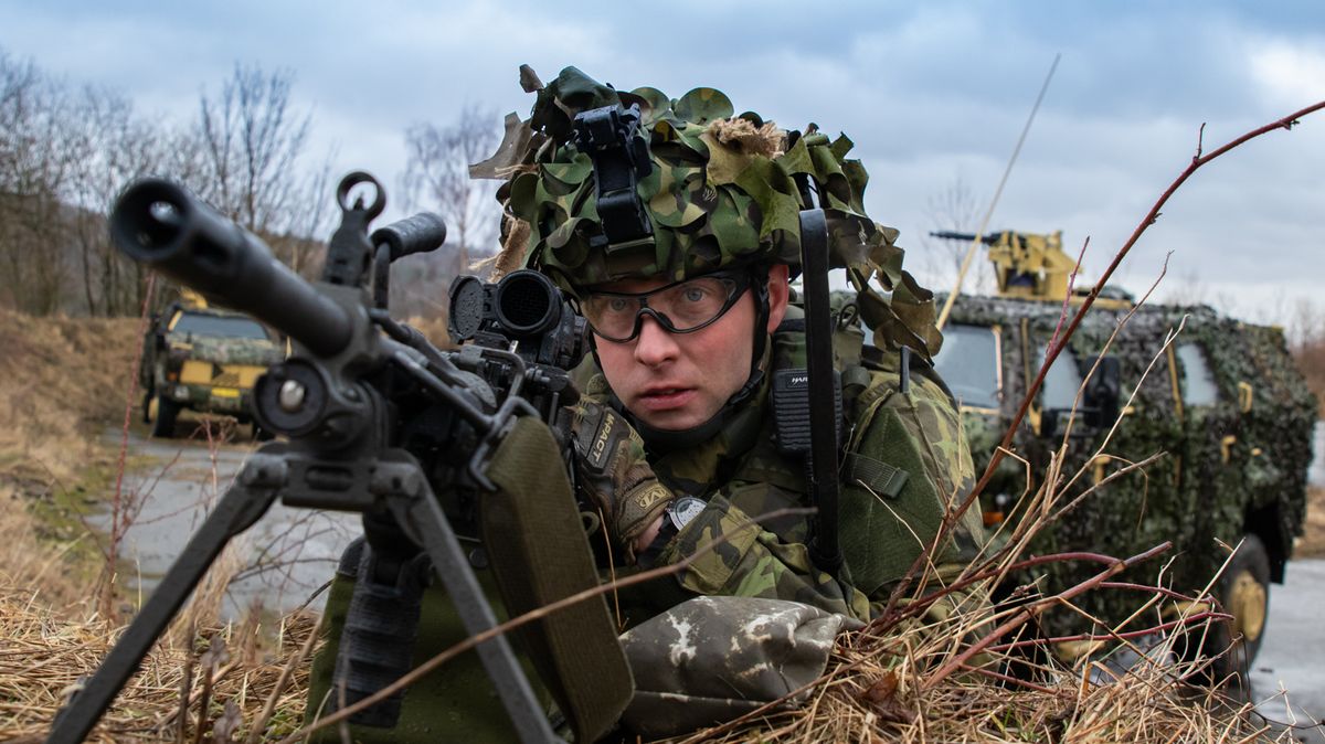 Vojáci ze Strakonic trénovali v Doupovských horách taktiku na misi v Lotyšsku
